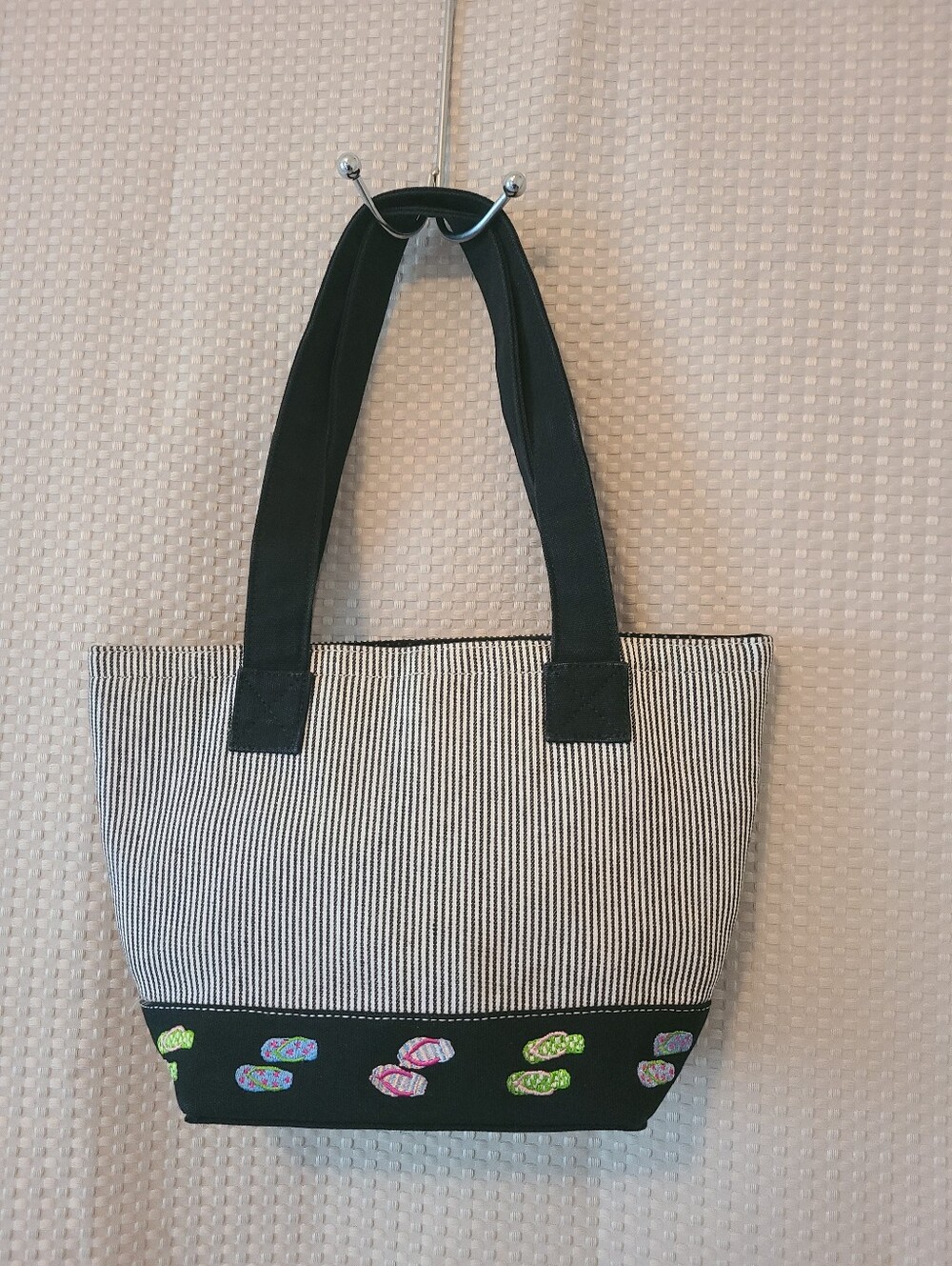 ☀️ Summer-Ready Preppy Tote with Charming Flip-Flops! 🩴